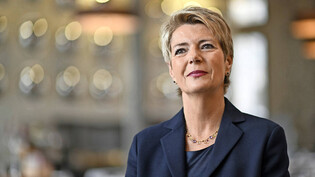 Sie schätzt die Gegend: Bundesrätin Karin Keller-Sutter kehrt in Betlis auf dem Höfli «Strahlegg»  ein.