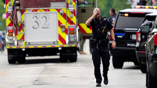 Das Entsetzen ist gross: Ein Polizeibeamter verlässt den Tatort in Highland Park.