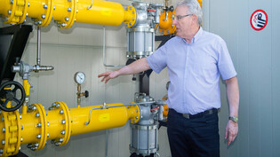 Abspeisen ins regionale Netz: Geschäftsführer Martin Derungs zeigt, wie bei der IBC in Chur an der Felsenaustrasse der Gasdruck mit einer Druckreduzierstation von fünf Bar auf 50 Millibar gebracht wird.
