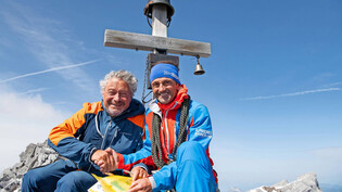 Handshake auf dem Gipfel: Andrea Bettiga (links) und Richard Bolt nutzen das Vrenelisgärtli als Freiluft-Büro.