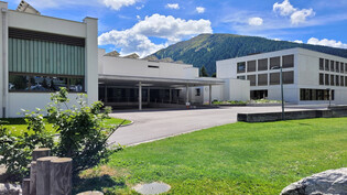 Vermietung zurückgezogen: In der Aula des «Bünda»-Schulhauses in Davos Dorf sollte ein öffentlicher Vortrag mit dem Titel «Unser kosmisches Bewusstsein» abgehalten werden.