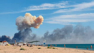 Rauch über dem Ferienparadies: Russische Badegäste auf der annektierten Halbinsel Krim werden von gewaltigen Explosionen überrascht.