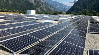 2800 Quadratmeter: Die neue Fotovoltaikanlage auf dem Produktions- und Logistikgebäude in Rhäzüns ist fast ein halbes Fussballfeld gross.