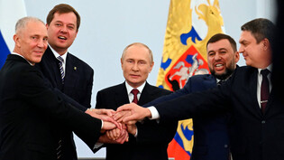 Unterwerfung: Die vier von Wladimir Putin (Mitte) eingesetzten Gebietsoberhäupter posieren zusammen mit ihrem Kriegsherrn.
