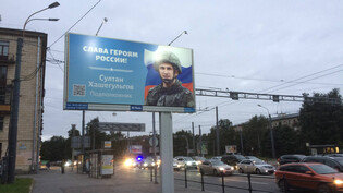 «Ehre den Helden Russlands»: Auf grossen Werbebannern an den Strassen sind martialische Soldatenporträts zu sehen.
