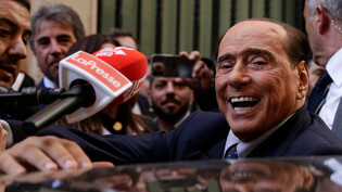 Guter Freund von Wladimir Putin: Italiens Ex-Premier Silvio Berlusconi bringt seine künftigen Regierungspartner in Verlegenheit.