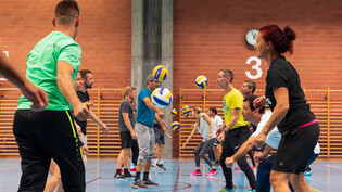 Den Volleyball im Visier: Die Lehrpersonen erlernen in Chur mit viel Spass spielerisch neue Dinge.