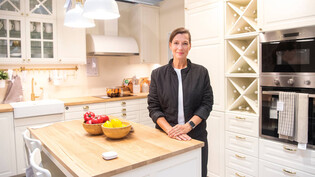 An der Eröffnung dabei: Jessica Anderen, CEO von IKEA Schweiz, in einer der Beispiel-Küchen. 

