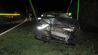 Totalschaden: Das Auto ist nach dem Unfall stark beschädigt, der Lenker kommt unbeschadet davon.