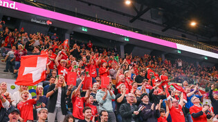 Jubelnde Fans: Das Schweizer Unihockey Team hat die volle Unterstützung der Zuschauerinnen und Zuschauer.