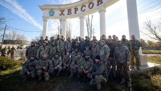 Cherson am Montag: Während der ukrainische Präsident Wolodymyr Selenskyj (Bildmitte) die Befreier der Stadt besucht, tut Russland immer noch so, als hätte es in der Ukraine alles im Griff.