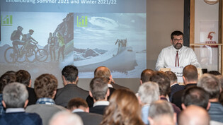 Vor einem herausfordernden Winter: Bergbahnen-Präsident Martin Hug spricht an der Generalversammlung auf der Alp Dado.  