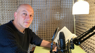 Liest aus seiner Romanreihe «Menschliche Regungen»: Im neuen Tonstudio in seinem Büro in Sta. Maria nimmt Tim Krohn seinen Podcast auf. 