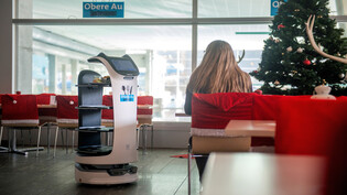 Einzigartige Bedienung: Seit August 2022 ist im Sportrestaurant «Obere Au» der Roboter Bella Bot im Einsatz.