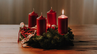 Die erste Kerze brennt: Traditionell wird am ersten Adventssonntag die erste Kerze des Adventskranzes angezündet.