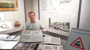 Unerwarteter Fund: Günther Klebes stösst bei einer Internet-Auktion auf einen Briefmarkenblock aus Afrika, auf welchem unter anderem die Standseilbahn Braunwald abgebildet ist.