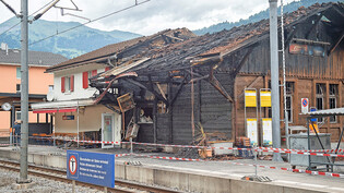 Nach vier Stunden gelöscht: Der durch Brandstiftung beim Bahnhof Schiers verursachte Gesamtschaden beläuft sich auf rund 1,18 Millionen Franken. 