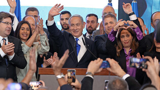 Sieben Wochen zuvor: Der ehemalige israelische Ministerpräsident und Vorsitzende der Likud-Partei Benjamin Netanjahu (Mitte) bedankt sich am Tag der Parlamentswahlen vom 1. November bei seinen Anhängern. 