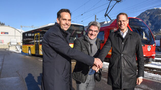 Zusammengespannt für mehr ÖV: Roger Walser von Postauto, Regierungsrat Mario Cavigelli und RhB-Direktor Renato Fasciati freuen sich auf den verbesserten neuen Fahrplan.