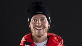 Der Bündner Skirennfahrer Sandro Simonet posiert für die offiziellen Fotos von Swiss Ski. 