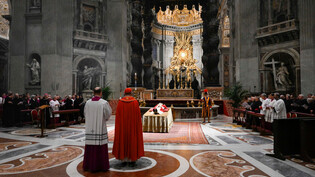 Abschied einem treuen Diener der Kirche: Der Leichnam des emeritierten Papstes Benedikt XVI. ist im Petersdom in Rom aufgebahrt worden. 