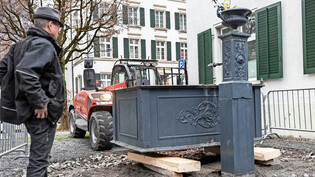 Ende November: Der gusseiserne Brunnen an der Hauptstrasse wird für die Renovation demontiert.