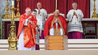 Friedvoll: Papst Franziskus (rechts) führt den Vorsitz, während der italienische Kardinal Giovanni Battista Re (links) den Sarg des emeritierten Papsts Benedikt XVI. während der Beerdigungszeremonie auf dem Petersplatz segnet. 