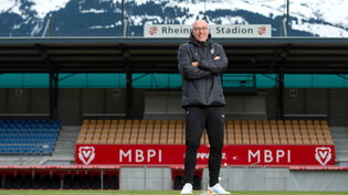 Neuer Arbeitgeber: Jürgen Seeberger steht auf dem Rasen des Rheinpark Stadion in Vaduz. 