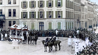Entstanden um 1880 bis 1890: Maskierte Fasnächtler tanzen auf dem Rathausplatz. Das Originalfoto stammt von Joachim Knobel.