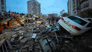 Rettungskräfte suchen in der türkischen Stadt Adana nach Überlebenden.