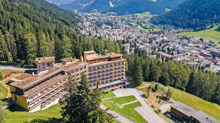 Ein riesiges Areal an bester Lage: Seit ihrer Schliessung vor 18 Jahren steht das Gebäude der Thurgauer Schaffhauser Höhenklinik in Davos Platz ungenutzt in der Landschaft.