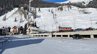 Hotel statt Parkfläche? Engadin St. Moritz Mountains plant ein Resort auf dem heutigen Parkplatzareal bei der Talstation Celerina.