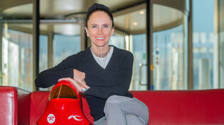Mutig: Seraina Murk, ehemalige Freestyle-Skierin und aktuelle Speedski-Fahrerin, stützt sich im Medienhaus Somedia in Chur auf ihren Speed-Ski-Helm.

