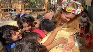 Feliz cumpleaños: Ladina Stutz feiert ihren Geburtstag mit peruanischen Schulkindern. 