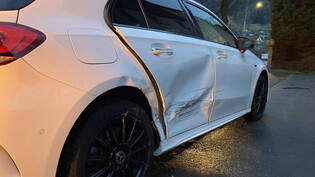 Unfall in Mollis: Beim Zusammenstoss zweier Autos werden eine Frau leicht verletzt und beide Fahrzeuge beschädigt.