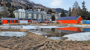 Nicht nur optisch umstritten: Beim Seehofseeli in Davos Dorf wurden diesen Winter Temporärbauten für den mehrmonatigen Partybetrieb «Secret Mountain» aufgestellt.