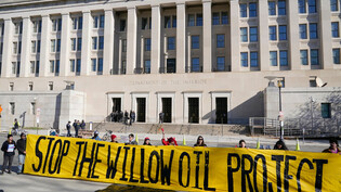 Für den Umweltschutz: Demonstranten protestieren gegen die Genehmigung des Willow-Ölbohrprojekts durch die US-Regierung in Washington.