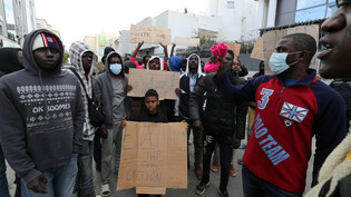 «Evakuation ist die einzige Option»: Afrikanische Migranten aus Subsahara-Afrika protestieren in der tunesischen Hauptstadt Tunis vor dem Hauptsitz der Internationalen Organisation für Migration für die Rückführung in ihr Herkunftsland. Für sie hat sich die Lage in Tunesien zugespitzt. 
