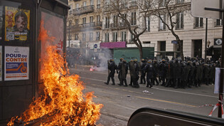 Das Randalieren folgt normalerweise klaren Regeln: Ein kleines Feuer und Tränengasschwaden gehören einfach zum französischen Streikritual.