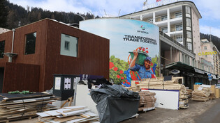Sorgte für Kritik von Einheimischen und Gästen: So präsentierte sich die Davoser Promenade diesen Januar während der Arbeiten an den WEF-Temporärbauten.