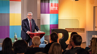 Die anwesenden Gäste hören gebannt zu: Joachim Gauck spricht im Medienhaus RTR über die friedliche Revolution von 1989 und den Ukrainekrieg.