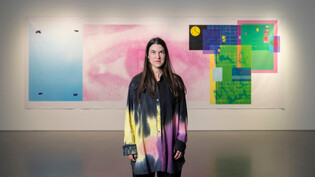 Die Künstlerin vor ihrer Arbeit: Linda Semadeni präsentiert im Bündner Kunstmuseum ihr Werk «Endless Love (Pink)». 