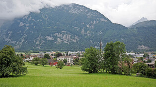 Der Hintergrund zum Dorfbild: Das bisher nicht überbaute Hagnen liegt am Hang über Schulhaus und Kirche in Mollis.