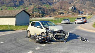 Auf der Flechsenstrasse in Mollis kollidiert ein 39-jähriger Töfffahrer mit einem abbiegenden Auto.