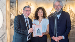 Gelungenes Werk: Jan-Andrea Bernhard (links), Yolanda Sereina Alther und Marc Antoni Nay präsentieren die Publikation zum Antistitium in der berühmten Hasenstube.