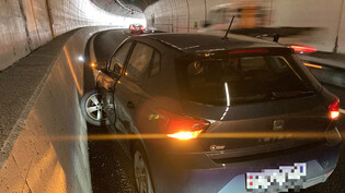 Kurzen Stau verursacht: Eine Autofahrerin prallt in einer Rechtskurve in die linke Wand des Ofeneggtunnels. 