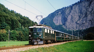 Nostalgische Fahrt: Das ist  ein RhB-Schnellzug aus den 1980ern zwischen Grüsch und Malans.