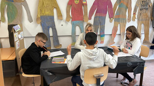 Kinder aus der Ukraine in der Deutsch-Intensiv-Klasse im Schulhaus in Oberrunen.
