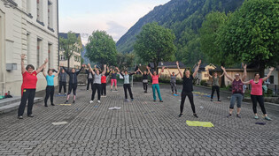 Gemeinsam aktiv vor dem Schulhaus in Engi: Auch dieses Jahr werden wieder fleissig Bewegungspunkte in Glarus Süd gesammelt.  