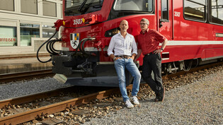 Auf den Gleisen der Rhätischen Bahn in Chur: Philipp Gurt (links) posiert mit dem Lokführer Daniel Hänni vor dem Bernina Express. 